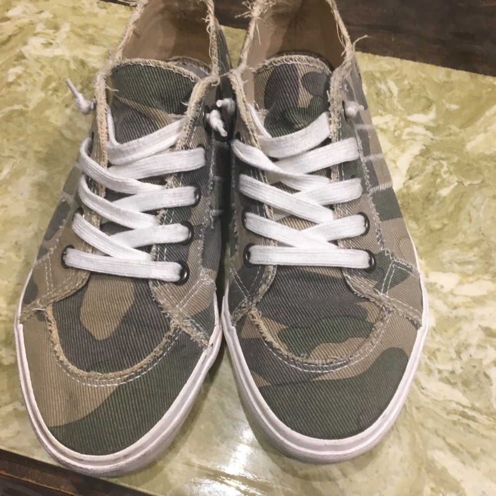 Women's Low-Top Camo Canvas Sneakers - Green/Khaki